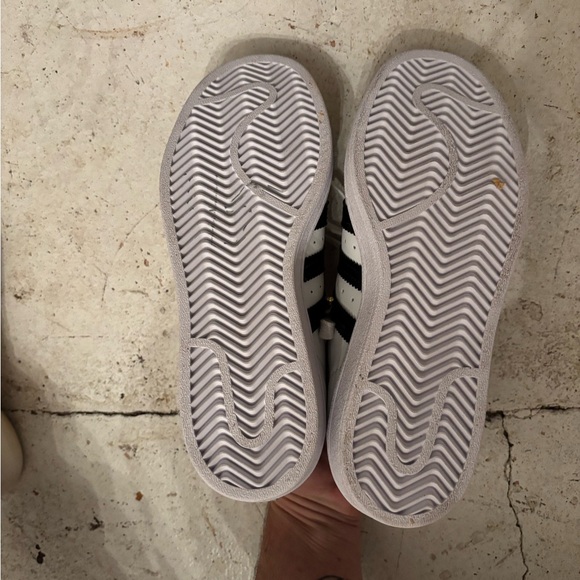 Adidas Superstar Sz 5 - Picture 3 of 5